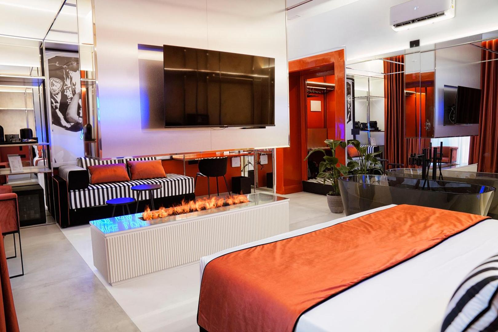 Suite Make Love Not Rules: camera con letto, soggiorno, camino al bioetanolo e vasca trasparente