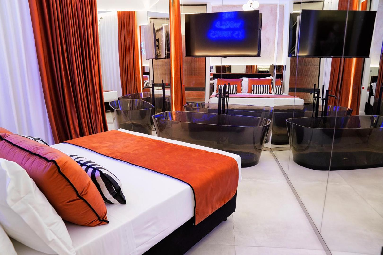 Suite The World Is Yours: camera con letto, vasche trasparenti e insegna al neon