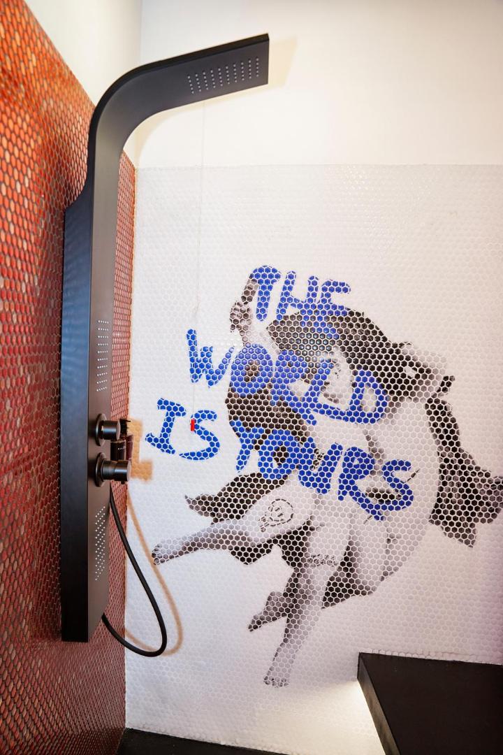 Doccia con pannello nero e murale The World Is Yours in mosaico blu