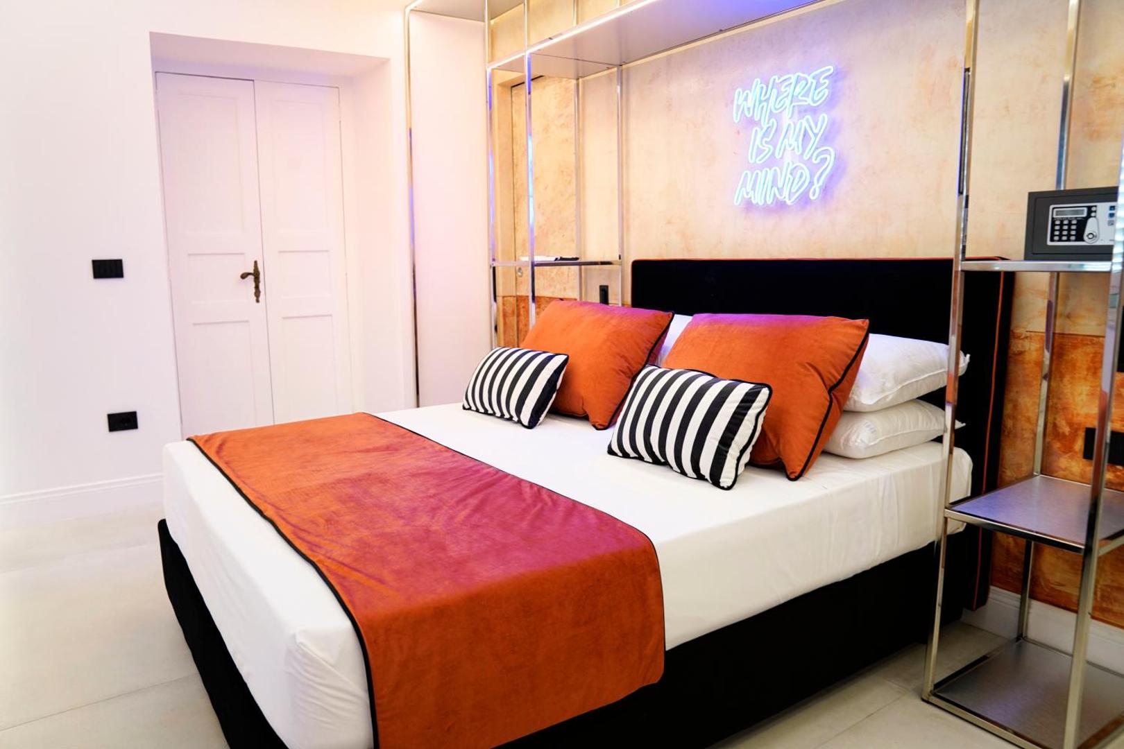 Suite Where Is My Mind: camera con letto e insegna al neon Where Is My Mind