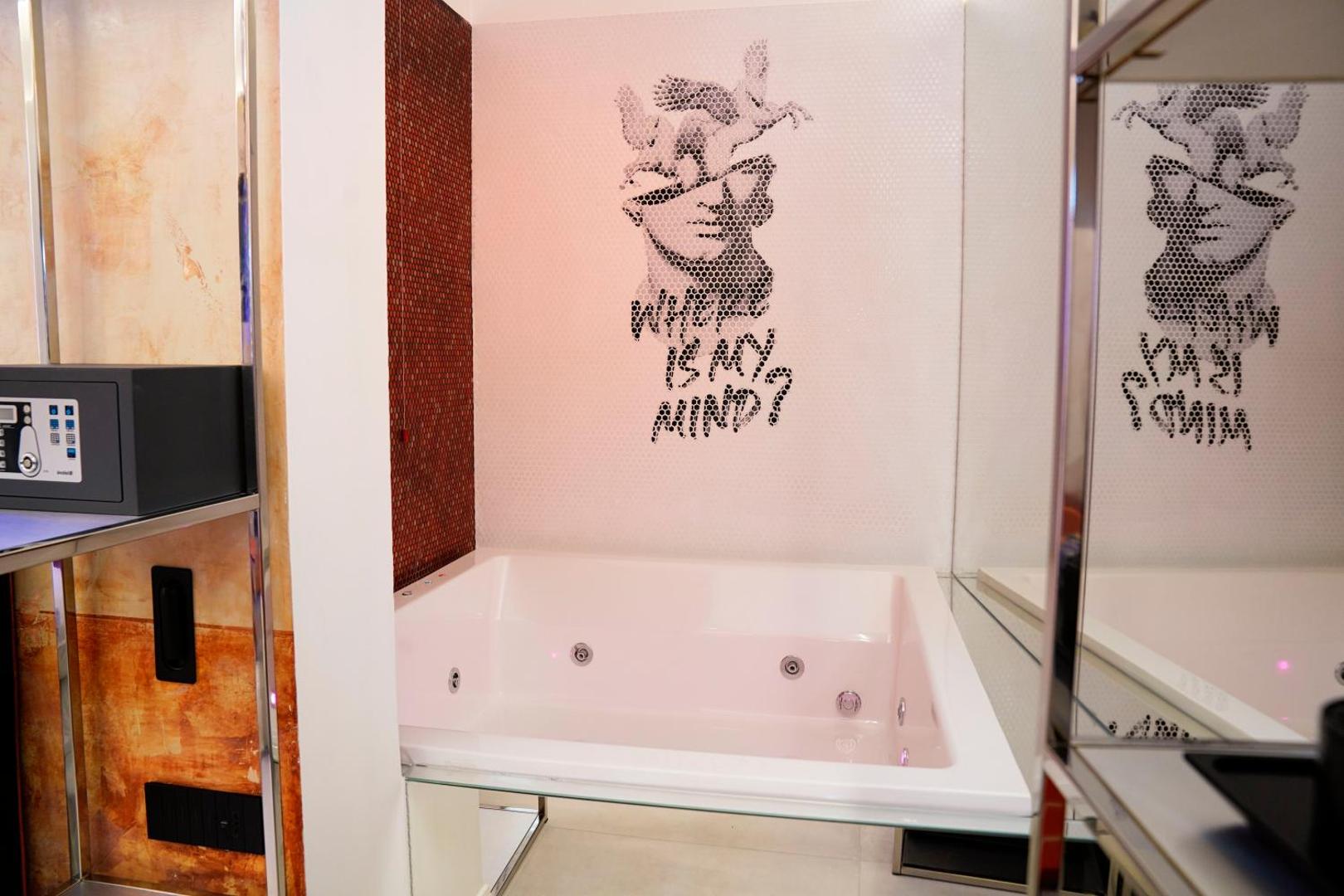 Bagno con vasca idromassaggio e murale Where Is My Mind in mosaico