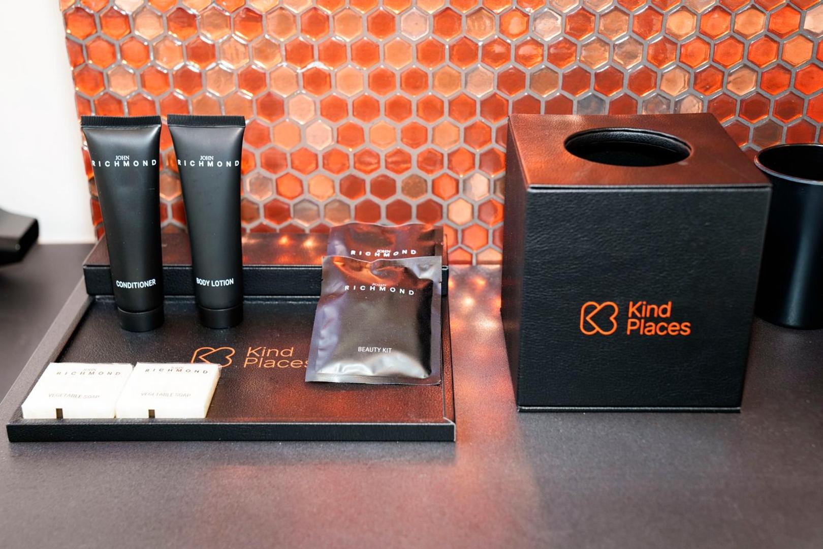 Set di cortesia John Richmond e Kind Places con balsamo e crema corpo